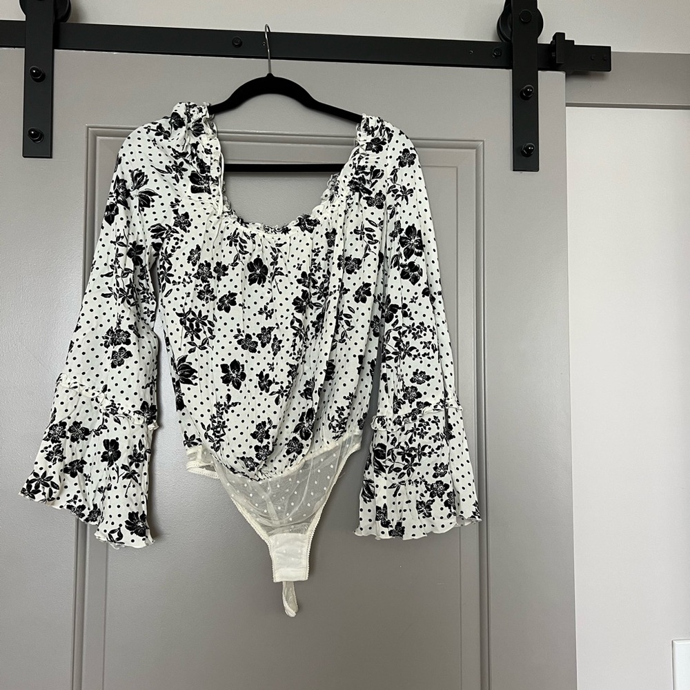 Free people black and white floral bodysuit bell sleeves size xs